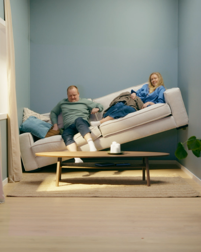 To personer som sitter i en skråstilt sofa